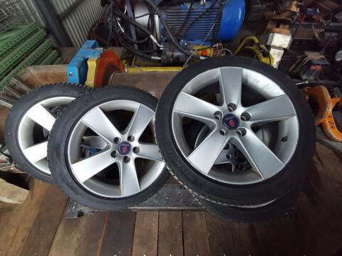 Saab Alufelgen mit Winterreifen