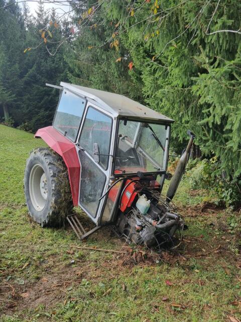 Unfalltraktor Massey Ferguson 263
