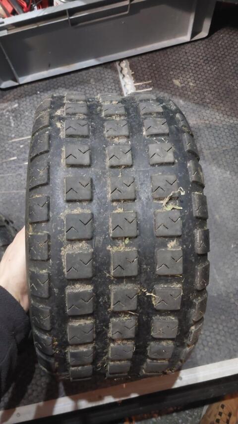 2 Stk. Reifen Rasentraktor 18x8.50-8 neuwertig