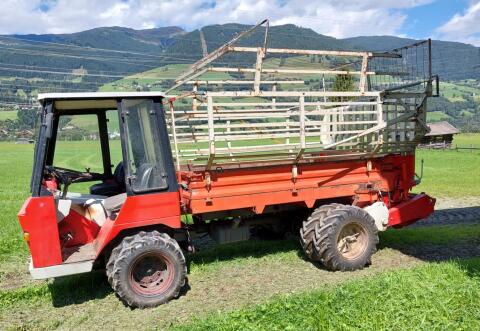 Lindner Muli T 3500 S mit Ladewagen, Miststreuer, Güllefass