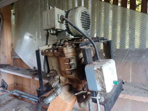 Dieseltank mit Zapfhahn und Pumpe