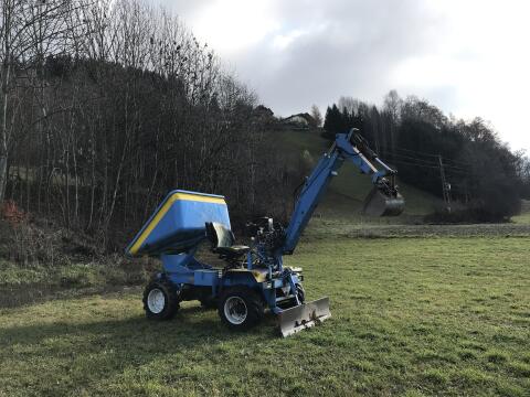 Dumper mit Grabgerät und 3-Fachseitenkipper
