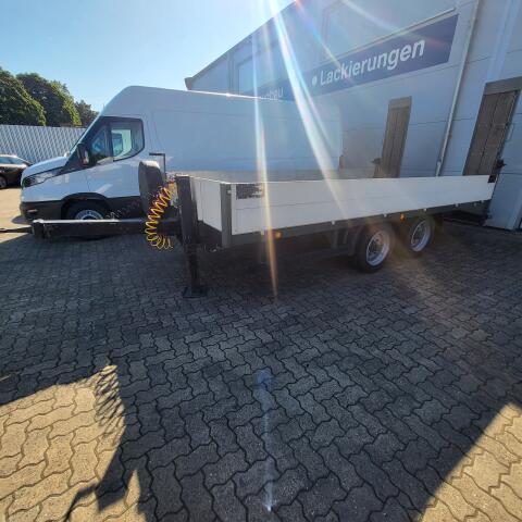 Tieflader m. Rampen, 6,5 t zGG, 4,6 t Ntzl, Druckluft, LED
