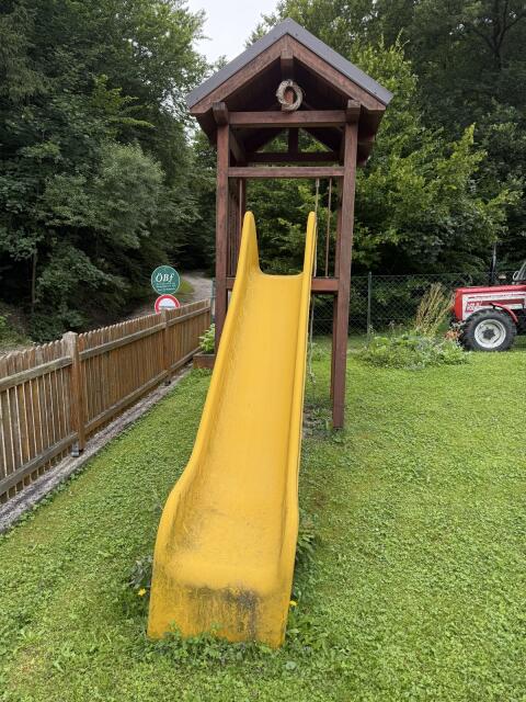 Kinderspielturm mit Rutsche, Strickleiter und Kletterseil