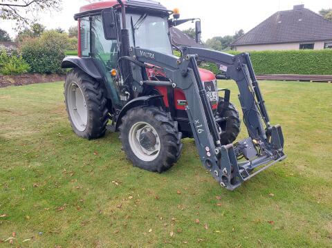 Traktor, Anhänger, Krokodilgreifschaufel zusammen