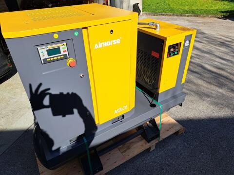 Schraubenkompressor mit Trockner und 300 l Kessel