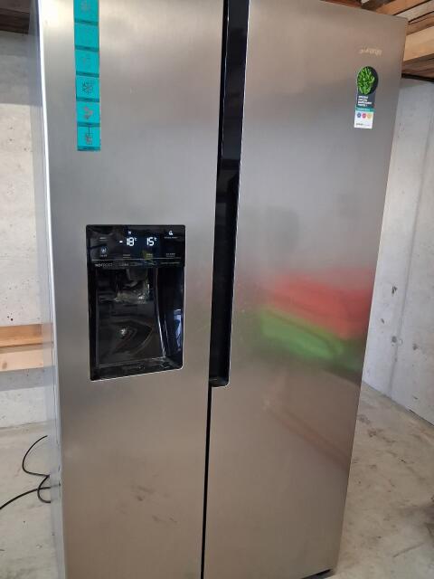 Kühlschrank mit Eiswürfelsystem