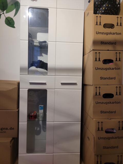 Hochglanzvitrine mit Glaseinlegeböden