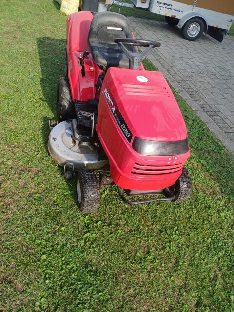 Honda Rasentraktor 2218