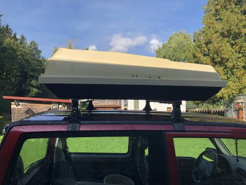 Thule Dachträger mit Dachbox und Skiträger