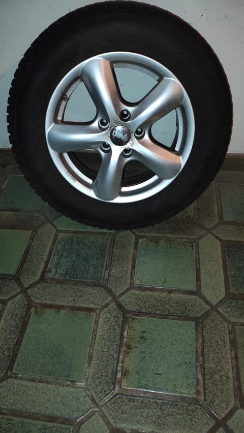 Neuwertige Winterreifen 215/65 R16 inkl. Alufelgen
