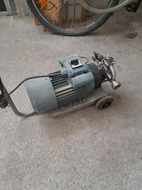 Halb Weinpumpe