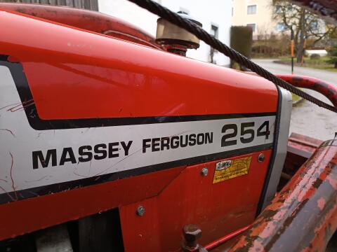 Massey Ferguson 254 mit Frontlader