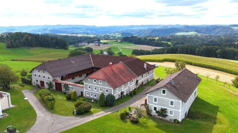 Provisionsfrei: Landwirtschaftliches Anwesen mit Dreiseithof