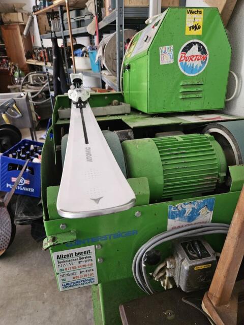 Serviceanlage für Ski und Snowboards