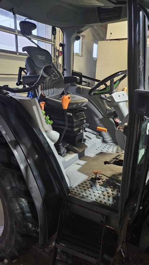 Deutz-Fahr Agroplus Traktor (Weinbau)