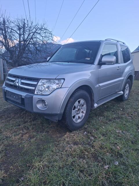 Mitsubishi Pajero V80