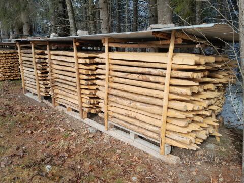 Zaunsäulen / Holzpfähle