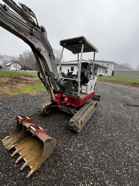 Takeuchi TB225 mit 3 Löffeln mit Holzgreifer, TB225
