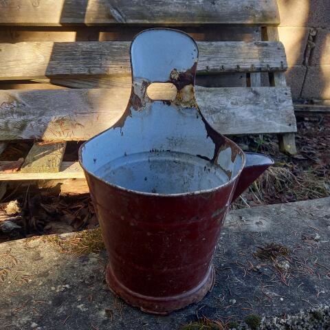 Emailgefäß mit Schnabel