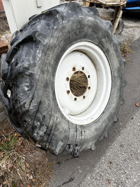 14.9R24 Kompletträder