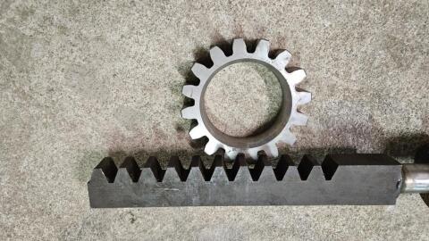 Zylinder mit Zahnstange und Ritzel