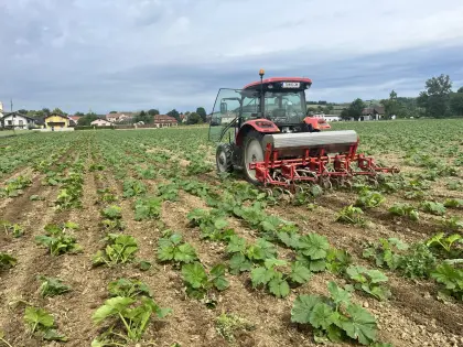 Düngerbehälter für Hackgerät