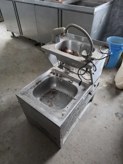 Waschbecken mit Sensor