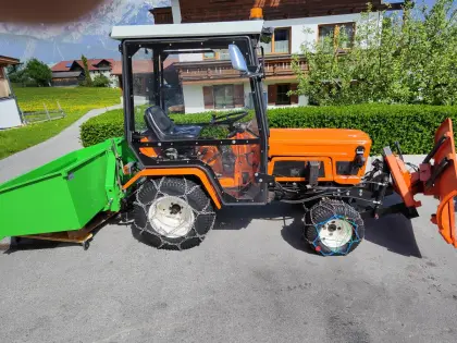 Hakotrak Kleintraktor für Winterdienst