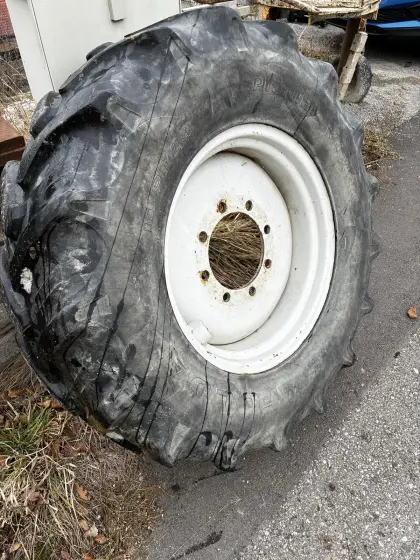 14.9R24 Kompletträder