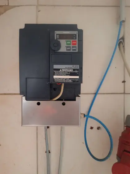 Frequenzumrichter für Melkmaschine Toshiba VFS15-4022PL-W