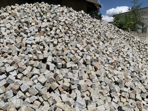 Pflastersteine gespalten Granit grau-gelb Kopfsteinpflaster