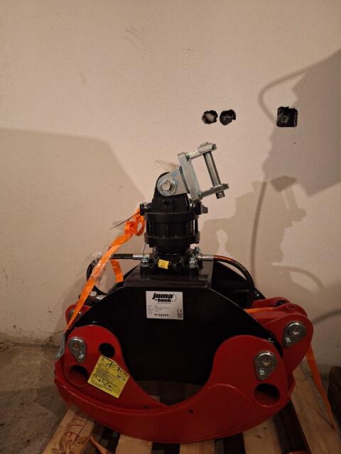 Forstgreifer Jomatech OG19 mit 4,5 t Rotator geflanscht