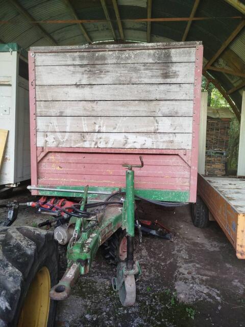 Anhänger mit hydr. angetriebenem Kratzboden