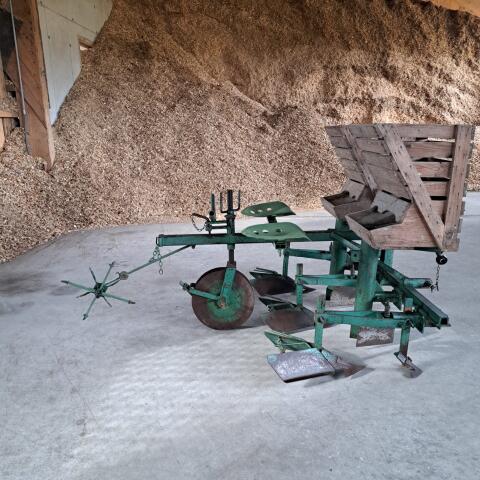 Verkaufe eine Kartoffelsetzmaschine der Marke Feldherr