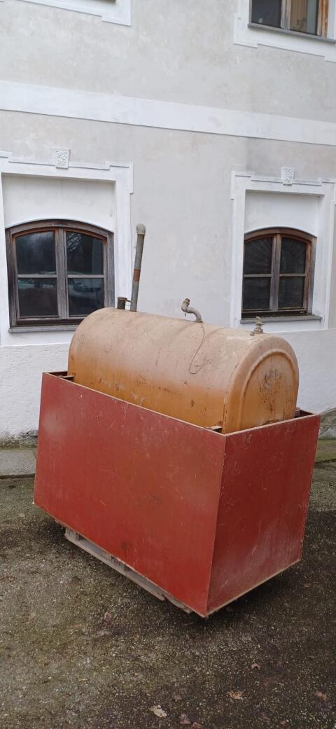 Dieseltank mit Auffangwanne