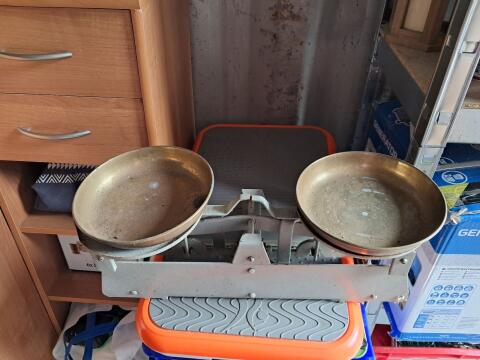 Alte Küchenwaage mit Gewichten