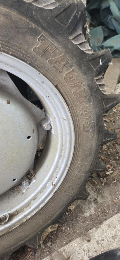 Reifen 11.2R28 (280/85R28)