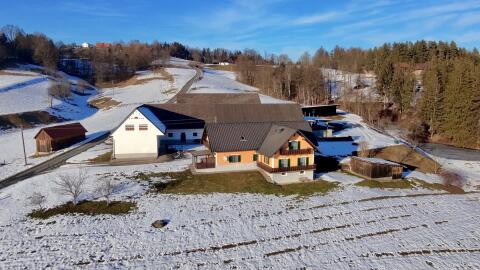 Großzügiges Bauernhaus mit Wirtschaftsgebäuden in Alleinlage