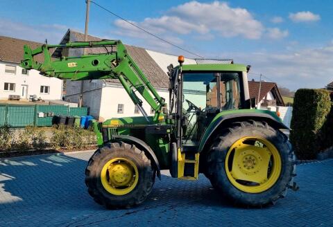 John Deere 6110 mit Frontlader