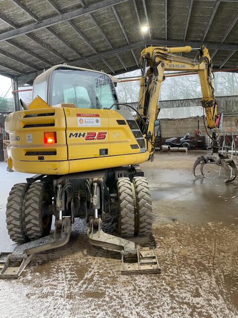 New Holland MH 2.6 Bagger mit Holzzange