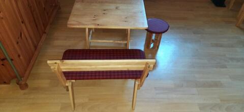 Kindersitzgruppe, Tisch, 2 Bänke, Hocker