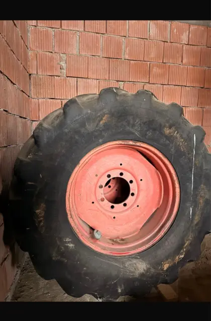 Forstfelgen mit Reifen