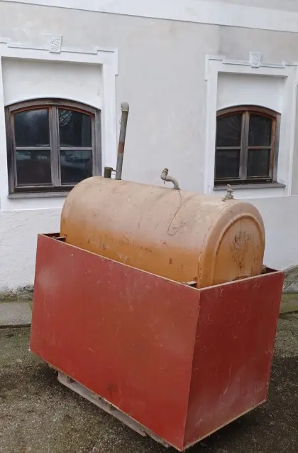 Dieseltank mit Auffangwanne