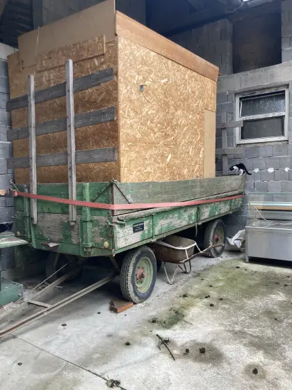 Anhänger mit Holzhütte