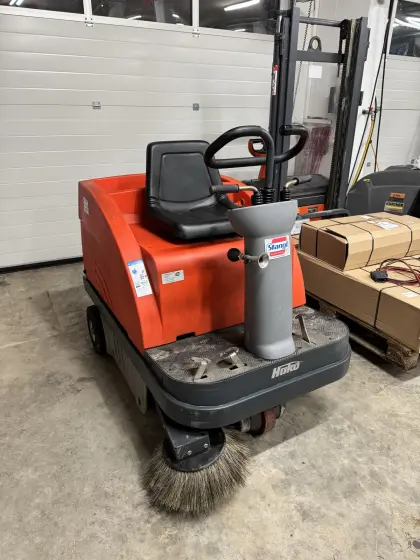 Elektro-Aufsitz-Kehrmaschine Hako Jonas 900 E