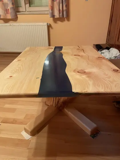 Tisch aus Epoxidharz