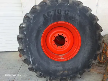 2 Stk. Reifen 680/85 R32 mit Warntafel