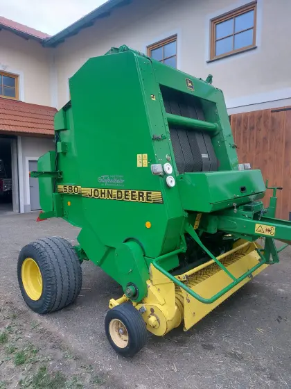 Rundballenpresse John Deere 580