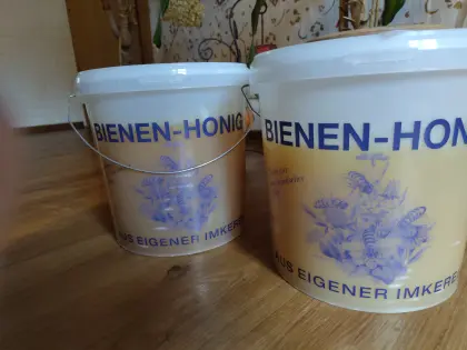 Honig im Eimer zu verkaufen